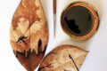 Dipinge col caffè sulle foglie d’autunno: è la splendida arte di Ghidaq al-Nizar